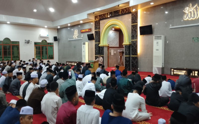 Diam yang Bernilai: Hukum Gerak Saat Salat Jumat